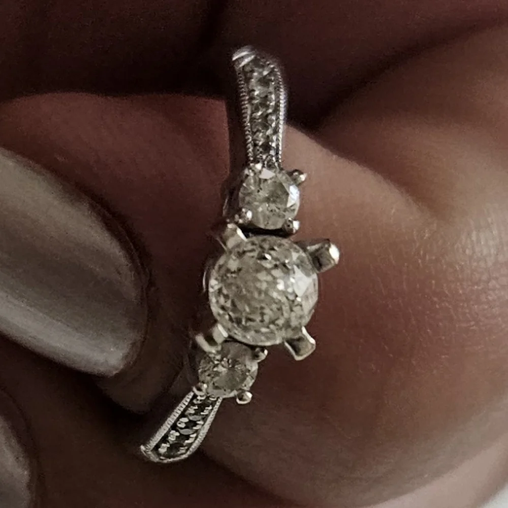 Dimond engagement ring - Picture 7 of 7